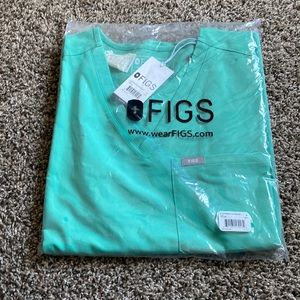 NWT FIGS catarina one pocket scrub top. S. Surgical green